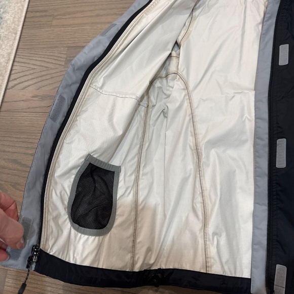 vineyard vines Women's Stow & Go Hooded Rain Coat Size M - Picture 4 of 10